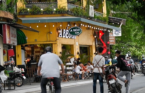 Hàng quán lấn chiếm vỉa hè trên phố Nguyễn Đình Thi. Ảnh: Thế Đại
