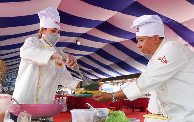 Ông Nguyễn Thanh Tùng - Giảng viên ẩm thực Trường Đào tạo ẩm thực Western Cần Thơ cho biết ngày nay nhiều phương tiện máy móc hiện đại nhưng bánh dân gian vẫn được chế biến theo cách thức thủ công truyền thống nên giữ được hương vị đặc.