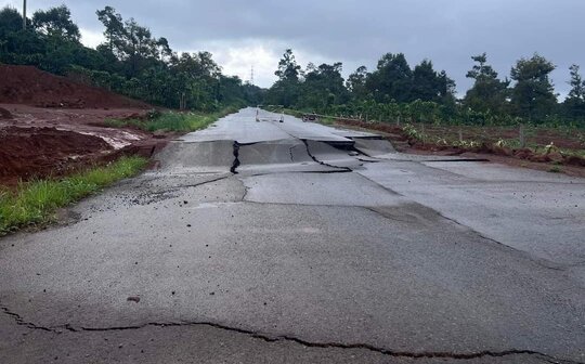 Tuyến đường tránh thành phố Bảo Lộc bị sụt lún nghiêm trọng. Ảnh: Người dân cung cấp 