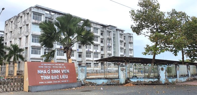 Khu nhà ở sinh viên xây dựng hoành tráng, nhưng bỏ hoang 10 năm nay. Ảnh: Nhật Hồ