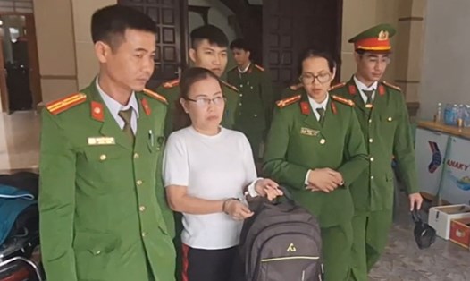 Cơ quan Cảnh sát điều tra Công an huyện Hậu Lộc thi hành Lệnh bắt bị can để tạm giam đối với Nguyễn Thị Xuyến. Ảnh: CATH