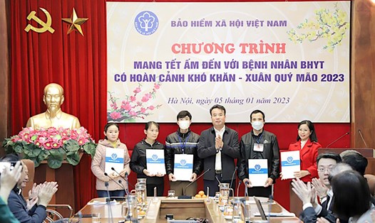 Tổng Giám đốc BHXH Việt Nam Nguyễn Thế Mạnh trao quà cho 5 người nhà bệnh nhân. Ảnh: BHXHVN