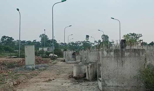 Dự án xây dựng khu giết mổ gia súc, gia cầm tập trung tại xã Bình Minh (huyện Thanh Oai, Hà Nội) đến nay vẫn ngổn ngang vật liệu xây dựng. Ảnh: Thu Giang