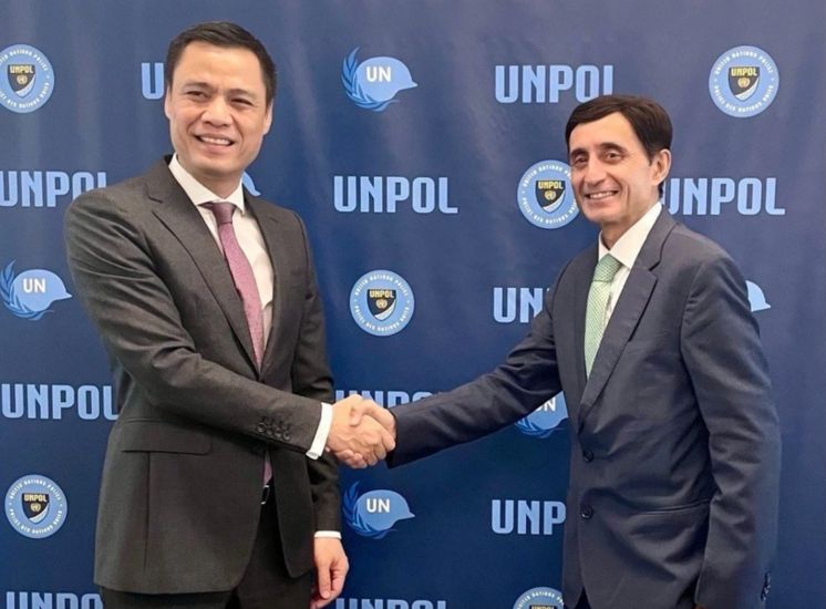 Đại sứ Đặng Hoàng Giang - Trưởng Phái đoàn Thường trực Việt Nam tại Liên Hợp Quốc và ông Faisal Shahkar - Cố vấn Cảnh sát Liên Hợp Quốc (phải). Ảnh: TTXVN