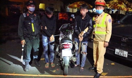 Hai thiếu niên mang kiếm lạng lách diễu phố bị tạm giữ tối 2.12. Ảnh: Công an TP Hà Nội