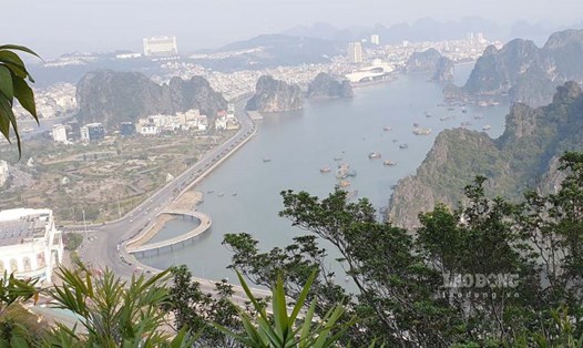 Núi Bài Thơ nằm ở trung tâm TP Hạ Long là điểm du lịch được du khách, nhất là khách quốc tế yêu thích. 
Ảnh: Nguyễn Hùng