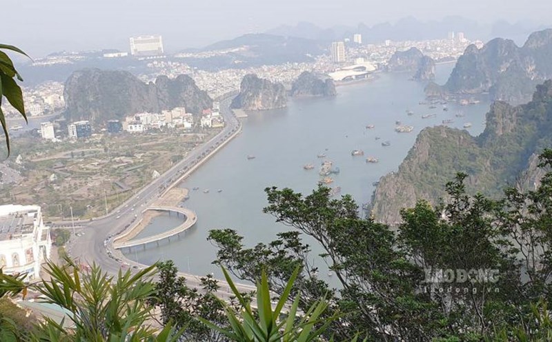 Núi Bài Thơ nằm ở trung tâm TP Hạ Long là điểm du lịch được du khách, nhất là khách quốc tế yêu thích. 
Ảnh: Nguyễn Hùng