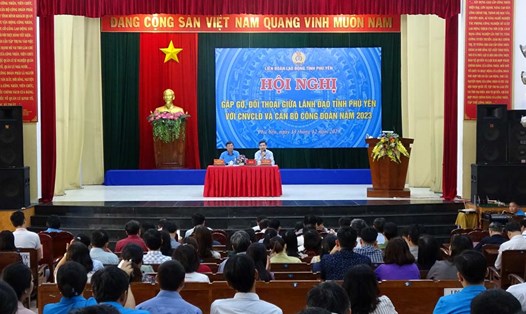 Công nhân, người lao động bày tỏ tâm tư, nguyện vọng với Chủ tịch tỉnh Phú Yên. Ảnh: Hoài Luân