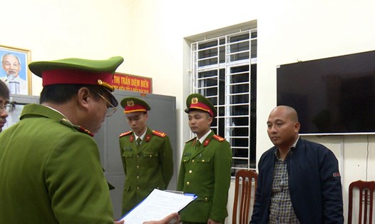 Cơ quan Cảnh sát điều tra Công an huyện Thái Thụy công bố các Quyết định và Lệnh đối với Nguyễn Văn Đoàn (áo kẻ). Ảnh: Công an tỉnh Thái Bình