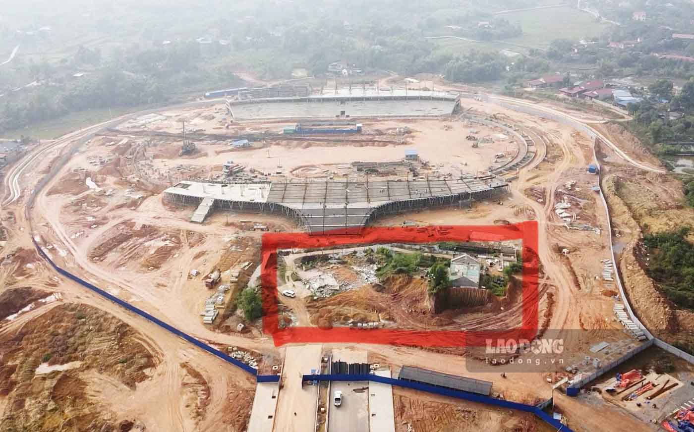 Như Lao Động đã thông tin, ngày 9.12 UBND TP Thái Nguyên đã thông qua phương án cưỡng chế thu hồi đất của 3 hộ dân chưa bàn giao mặt bằng để xây Dự án Sân vận động Thái Nguyên. Đến ngày 11.12, việc tháo dỡ được triển khai.