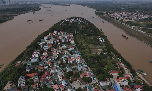 Dọc 2 bên sông Hồng của Hà Nội được đề xuất xây dựng hệ thống tàu điện treo 1 ray. Ảnh: Hải Nguyễn
