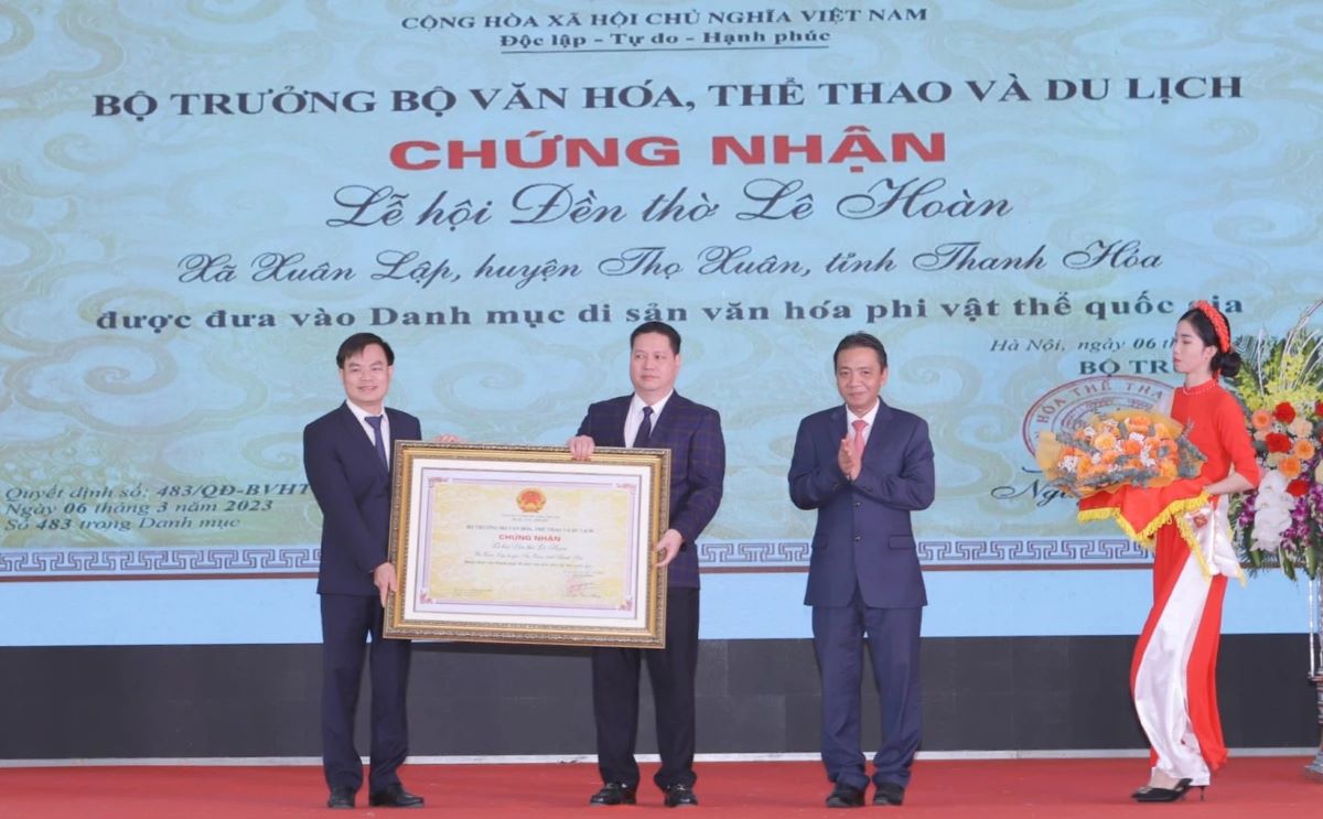 Lãnh đạo Bộ Văn hóa, Thể thao và Du lịch, trao chứng nhận Lễ hội đền thờ Lê Hoàn là di sản văn hóa phi vật thể quốc gia cho tỉnh Thanh Hóa, ngày 27.4.2023. Ảnh: T.T 