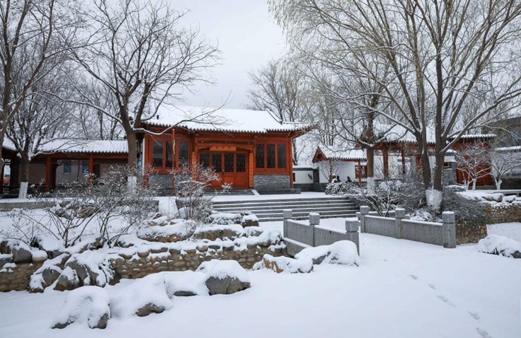 Tuyết rơi ở Công viên Triển lãm Vườn Bắc Kinh, ngày 11.12.2023. Ảnh: Xinhua