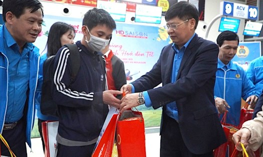 Phó Chủ tịch Tổng LĐLĐVN Phan Văn Anh tặng quà Tết cho người lao động được đi máy bay miễn phí về quê đón Tết Quý Mão 2023. Ảnh: Quách Du