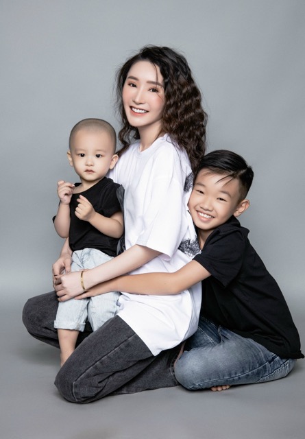 Chị Trương Thảo hạnh phúc bên hai con. Ảnh: NSX.