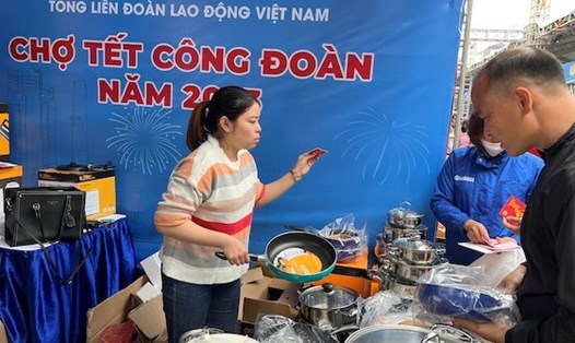 Chợ Tết Công đoàn năm 2023 do Liên đoàn Lao động Thành phố Hà Nội tổ chức. Ảnh: Kiều Vũ