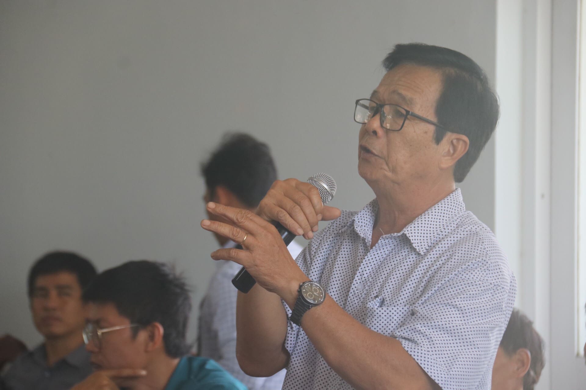 Ông Huỳnh Ngọc Tường - Cử tri trên địa bàn xã Hộ Hải đặt câu hỏi với đại biểu Quốc hội. Ảnh: Phương Linh