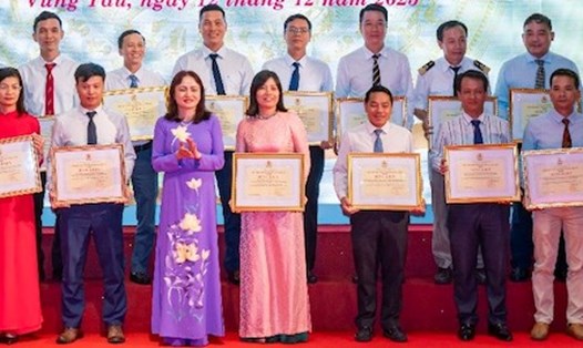 Bà Nghiêm Thuỳ Lan - Chủ tịch Công đoàn Dầu khí Việt Nam (áo dài tím) trao khen thưởng cho các tập thể đạt thành tích trong phong trào thi đua. Ảnh: CĐ DK
