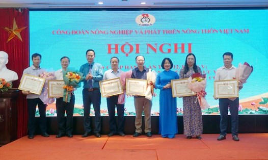 Lãnh đạo Công đoàn Nông nghiệp và Phát triển nông thôn Việt Nam trao khen thưởng cho người lao động đạt thành tích trong Chương trình 1 triệu sáng kiến. Ảnh: Hoàng Long