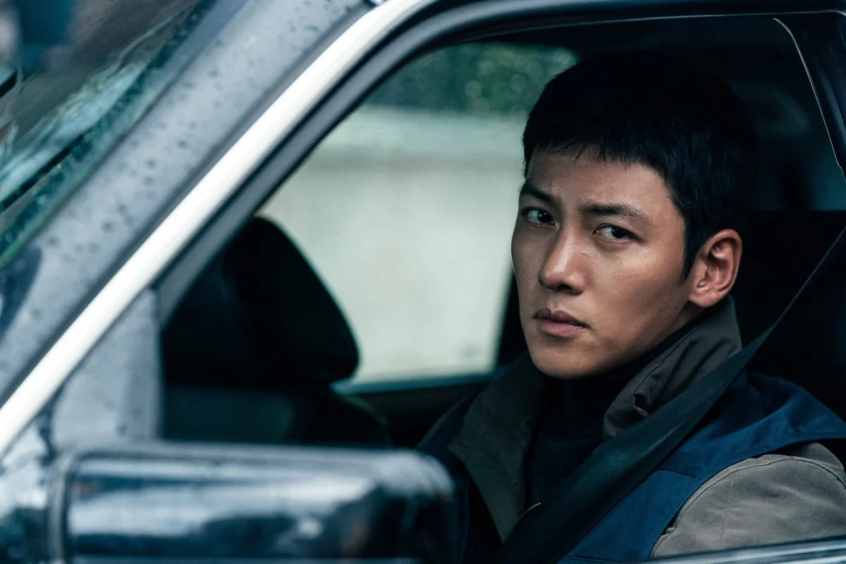 Ji Chang Wook đóng vai cảnh sát trong “Tội ác kinh hoàng“. Ảnh: Nhà sản xuất