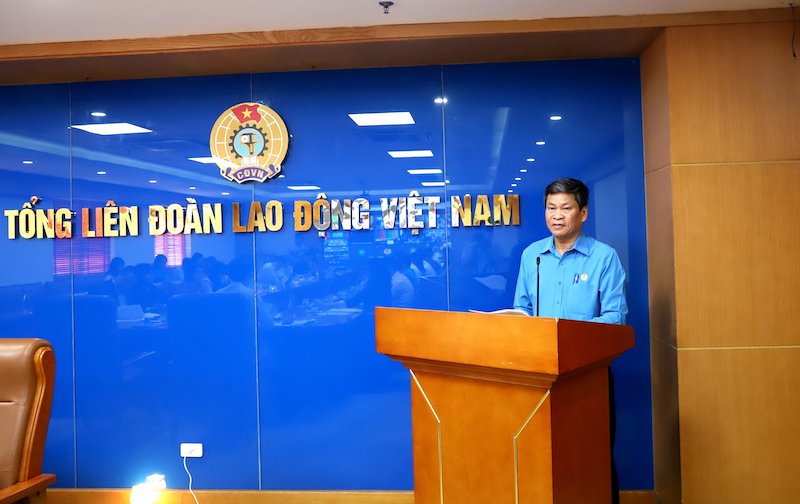 Phó Chủ tịch Tổng Liên đoàn Lao động Việt Nam Huỳnh Thanh Xuân phát biểu tại buổi tọa đàm. Ảnh: Quế Chi 
