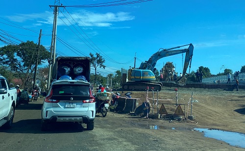 Đắp đất, thi công cầu qua địa bàn xã An Phú, TP Pleiku. Ảnh: Thanh Tuấn 
