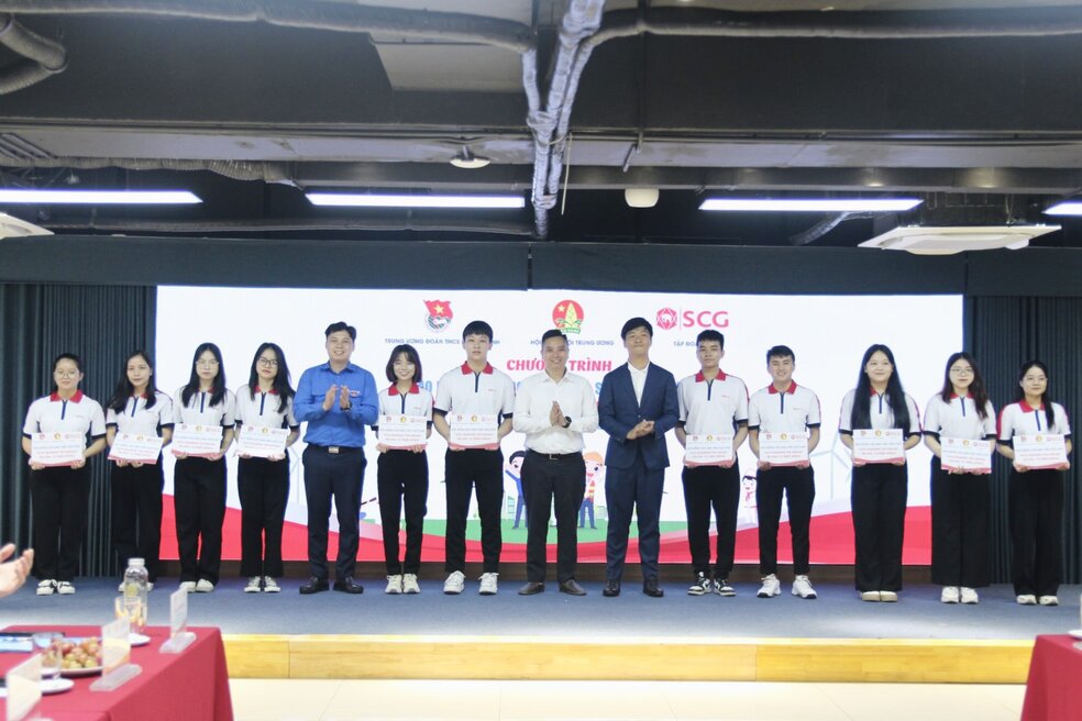  Các sinh viên nhận học bổng trị giá 15 triệu đồng/suất tại chương trình “Trao học bổng cho học sinh, sinh viên năm 2023”. Ảnh: Thảo Phương
