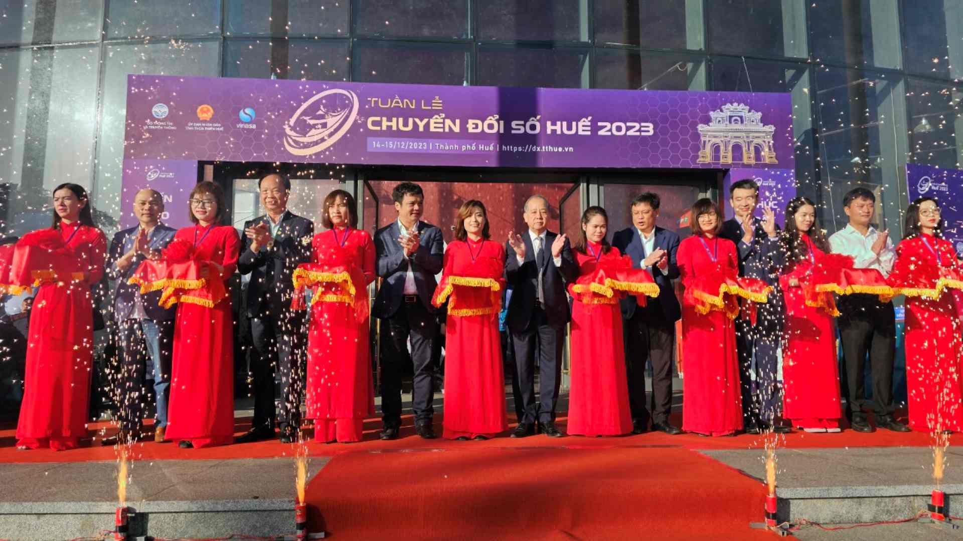 Tham quan gian hàng, triển lãm tại Tuần lễ Chuyển đổi số - Huế 2023. Ảnh: Nguyễn Luân.