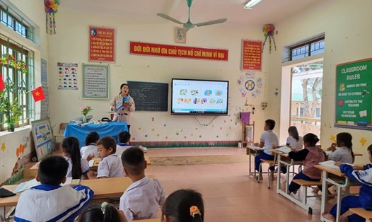 Giáo viên trường Tiểu học Tiền Phong 4 (huyện Quế Phong - Nghệ An) trong một giờ lên lớp. Ảnh: Quang Đại