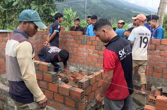 Các học viên tham gia lớp dạy nghề xây dựng ở huyện Đam Rông sẽ được miễn phí hoàn toàn học phí Ảnh: Bảo Lâm