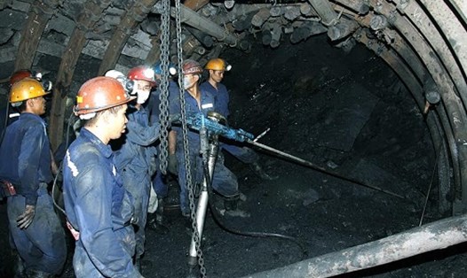 Thợ mỏ thường xuyên làm việc trong môi trường có nhiều thiết bị điện. Ảnh minh họa: TT TKV