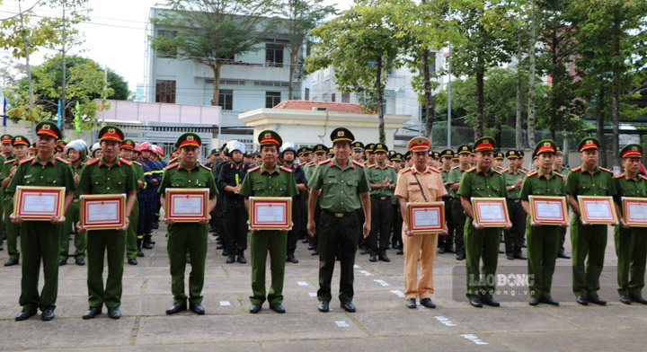 Công an tỉnh tặng Giấy khen cho 19 cá nhân vì đã có thành tích trong công tác tuần tra, kiểm soát đảm bảo trật tự an toàn giao thông và phòng, chống tội phạm. Ảnh: Tiến Dũng