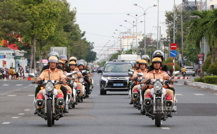 Hơn 300 cán bộ, chiến sĩ Công an tỉnh tổ chức ra quân biểu dương lực lượng. Ảnh: Tiến Dũng