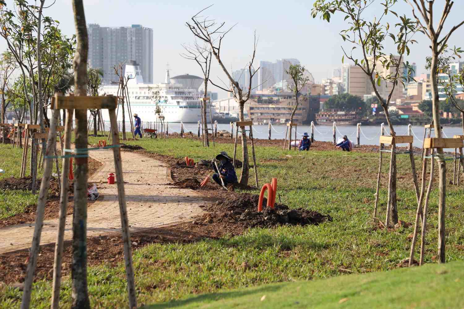 Công viên bờ sông Sài Gòn đang được gấp rút hoàn thiện. Ảnh: Minh Quân