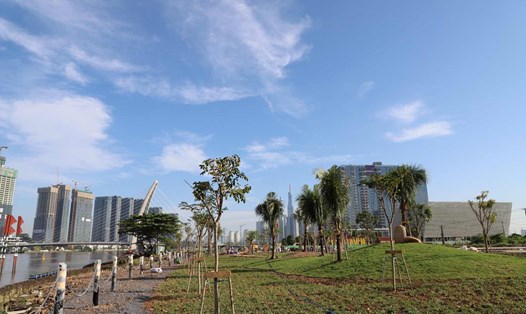 Công viên bờ sông Sài Gòn phía Thủ Thiêm sẽ khánh thành giai đoạn 1 ngày 23.12.  Ảnh: Minh Quân