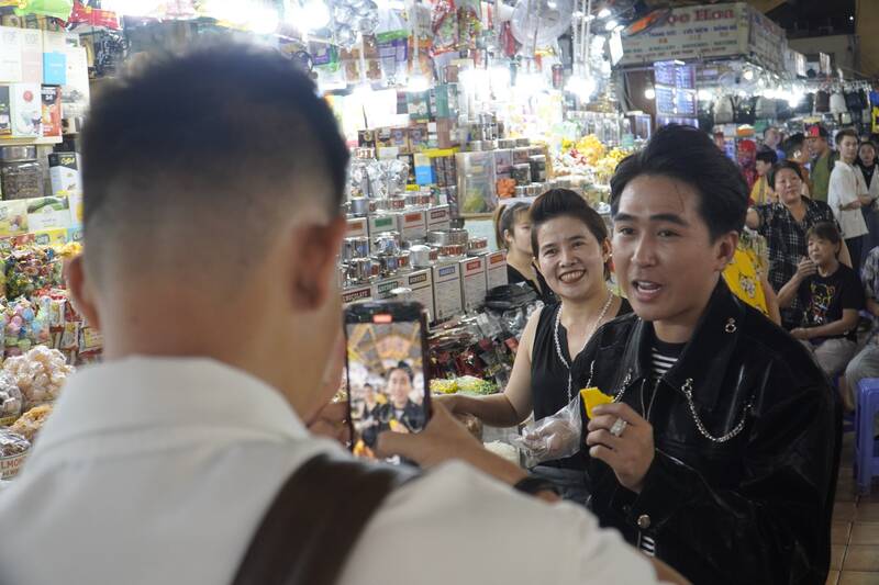 Tiktoker quay video giới thiệu sản phẩm tại chợ Bến Thành. Ảnh: Ngọc Lê