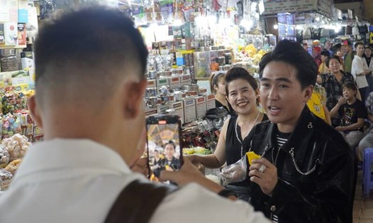 Tiktoker quay video giới thiệu sản phẩm tại chợ Bến Thành. Ảnh: Ngọc Lê