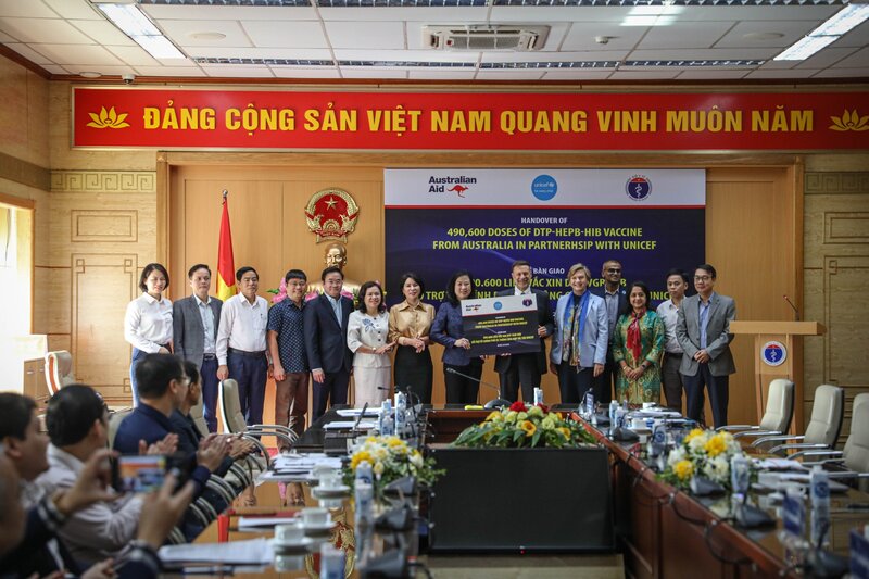Bộ trưởng Bộ Y tế Đào Hồng Lan nhận biểu trưng 490.600 liều vaccine 5 trong 1 từ ngài Andrew Goledzinowski, Đại sứ Úc tại Việt Nam. Ảnh: HQ.