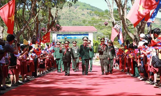 Đại tướng Phan Văn Giang đón Đại tướng Chansamone Chanyalath và Đại tướng Tea Seiha. Ảnh: Nguyên Lê