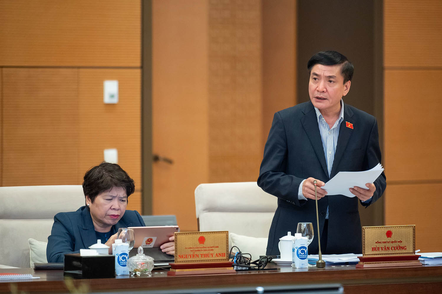 Tổng Thư ký Quốc hội, Chủ nhiệm Văn phòng Quốc hội Bùi Văn Cường báo cáo tại phiên họp. Ảnh: Phạm Thắng