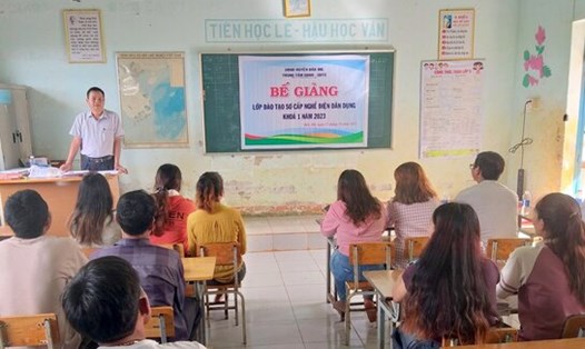 Nhiều học viên tham gia lớp dạy nghề điện dân dụng ở huyện Đắk Mil. Ảnh: Bảo Lâm