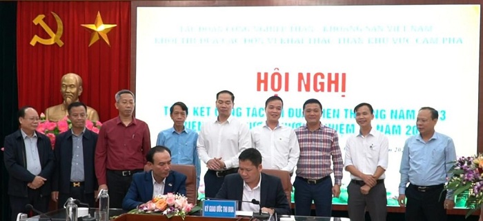 Các đơn vị khai thác than khu vực Cẩm Phả ký giao ước thi đua năm 2024. Ảnh: Truyền thông TKV