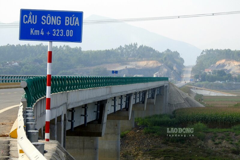 Tại những km đầu tuyến đoạn qua địa phận huyện Tam Nông, tất cả các hạng mục thi công đã hoàn thành, người dân có thể thoải mái đi lại trên cây cầu bắc qua sông Bứa - một trong những cây cầu dài nhất trên tuyến đường.