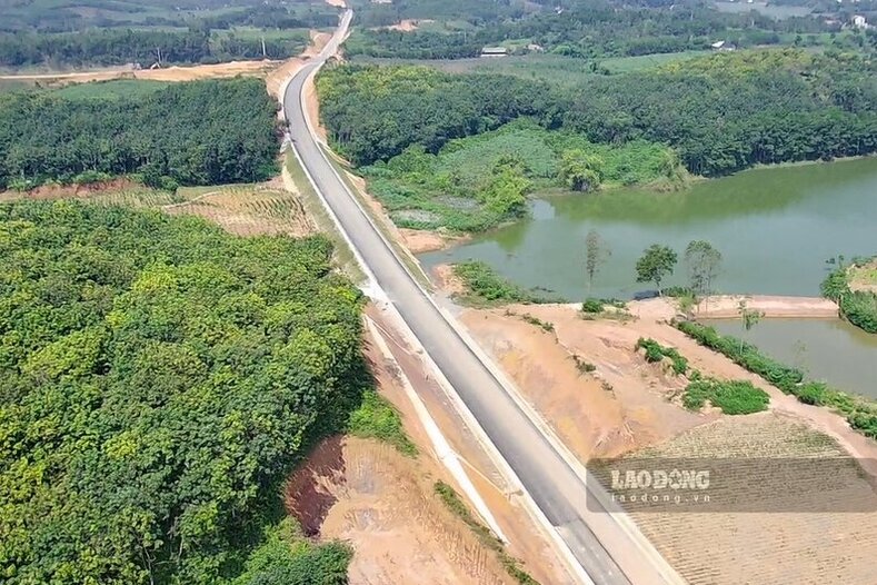 Trao đổi với phóng viên Báo Lao Động, ông Nguyễn Thiện Tuấn - Phó Giám đốc Công ty TNHH Xây dựng Tự Lập (nhà thầu thi công dự án) - cho biết, đến nay, trên tổng số hơn 50km của tuyến đường, đã thảm nhựa được gần 40km, các đoạn đường vướng GPMB còn gần 1km. Mục tiêu đến hết năm 2023, các hạng mục cơ bản của tuyến đường sẽ hoàn thành (thời gian thực hiện hợp đồng đến năm 2025).