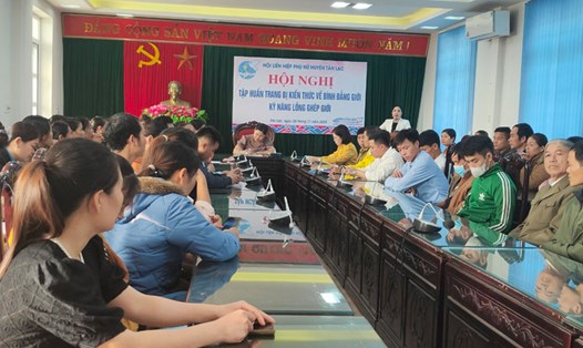 Hội Liên hiệp Phụ nữ huyện Tân Lạc tổ chức tập huấn trang bị kiến thức về bình đẳng giới, kỹ năng lồng ghép giới. Ảnh: ĐVCC