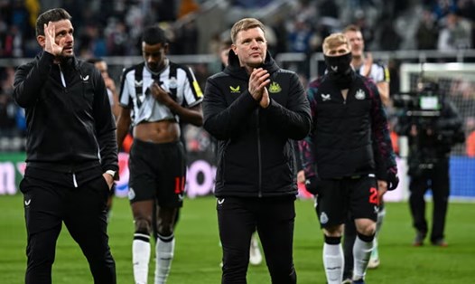 Huấn luyện viên Eddie Howe và các cầu thủ Newcastle cảm ơn người hâm mộ sau trận thua trước Milan.  Ảnh: AFP 