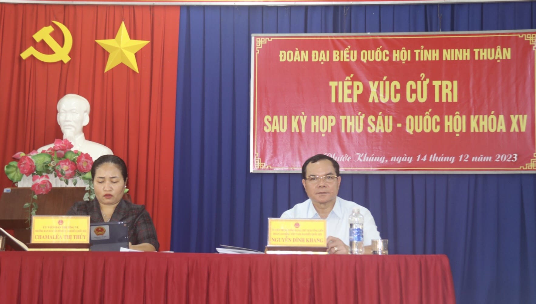 Đoàn đại biểu Quốc hội tỉnh Ninh Thuận tiếp xúc cử tri xã Phước Kháng sau Kỳ họp thứ 6 Quốc hội khóa XV. Ảnh: Thanh Thúy