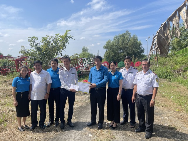 Lãnh đạo Công đoàn Giao thông Vận tải Việt Nam tặng quà cho người lao động. Ảnh: Công đoàn GTVT Việt Nam 