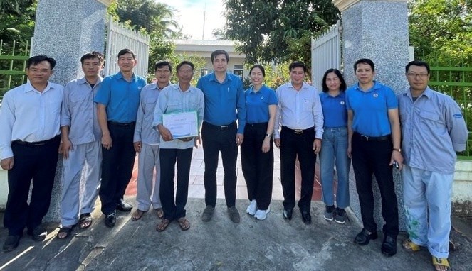Lãnh đạo Công đoàn ngành Giao thông Vận tải Việt Nam động viên người lao động