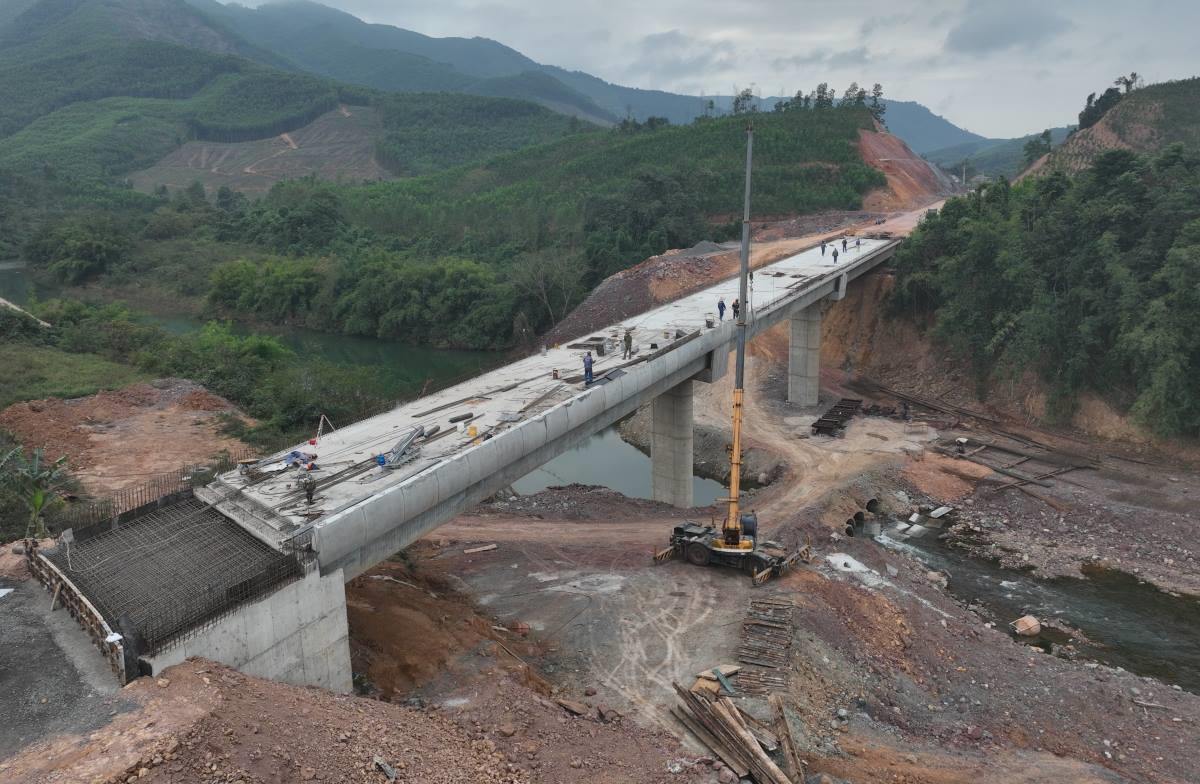 Một cây cầu lớn vượt sông trên tuyến đường kết nối Ba Chẽ, Quảng Ninh với Đình Lập, Lạng Sơn. Ảnh: Nguyễn Hùng